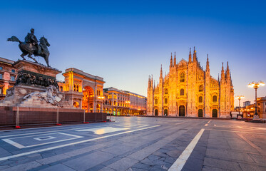 Fototapeta premium Milan, Italy. Piazza del Duomo illuminated in morning twilight.