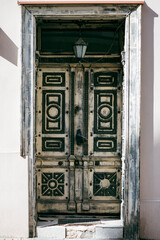 Zabytkowe drzwi, rzeźbione znajdujące się w jednej z kamienic starego miasta w Bydgoszczy - obrazy, fototapety, plakaty