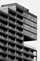 Fotografia uliczna, fragment budynku z balkonami, zdjęcie czarno białe