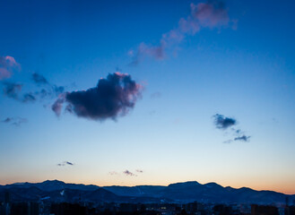 夕暮れ時にホテルの部屋から珍しいグレー色の雲を眺める