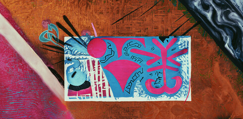 illustrazione con graffiti, simboli etnici, pittogrammi, realizzati in tecniche miste su sfondi materici, astrazione e simbolismo
