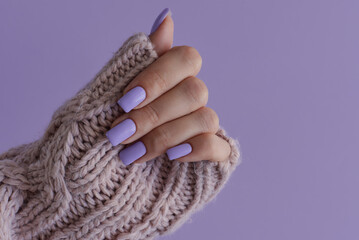 Fingernails of purple color. Gelish manicure. Female's hand with delicate nails of trendy lavender color - 629488676