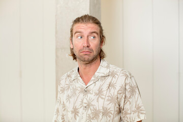 Obraz premium young blond adult man wondering, thinking happy thoughts and ideas, daydreaming, looking to copy space on side