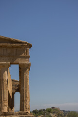 Un temple au milieu de son contexte paysager 