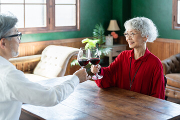 ワインを飲むシニア夫婦