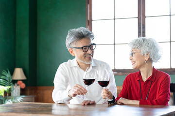 ワインを飲むシニア夫婦
