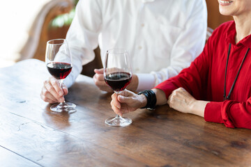 ワインを飲むシニア夫婦