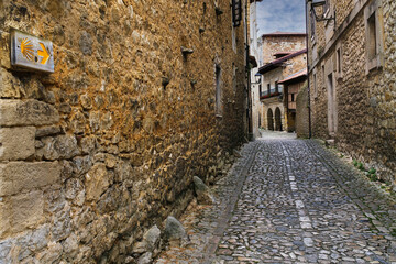 View of a street in the Cantabrian town of Santillana del Mar, with an indication of the route of the Camino de Santiago.