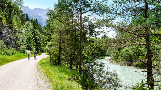Radler unterwegs auf dem Isarradweg