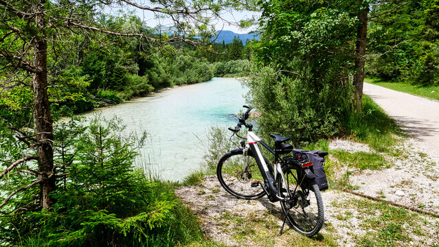 Ein Fahrrad auf dem Isarradweg mit Blick auf die Isar