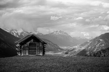 Pill, Heustadl in Tirol vor Berglandschaft, Schwarzweiss