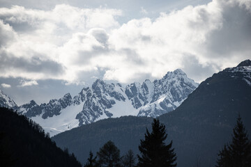 Fototapeta na wymiar Berglandschaft mit Schnee im Sommer