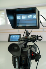 camescope avec écran de contrôle durant un tournage de clip - obrazy, fototapety, plakaty