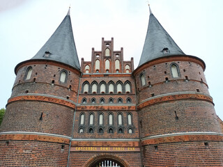 Ansicht des historischen Holstentors in Lübeck - obrazy, fototapety, plakaty