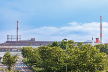 Obraz premium 北九州小倉北区の新緑と工場