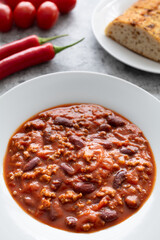 Frisches Chili con Carne angerichtet auf weißem Teller