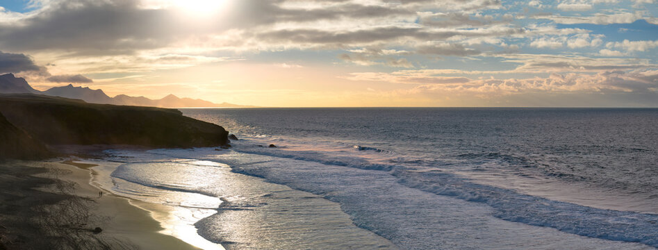 Fuerteventura, Strand von La Pared bei Ebbe am Abend im beginnenden Sonnenuntergang, ein junges Paar fotografiert