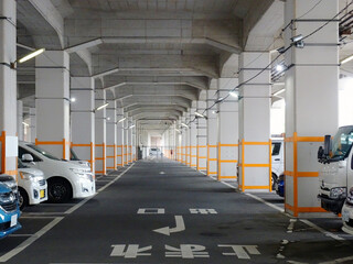 高架下の駐車場
