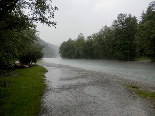 Der Sigmund Thun Klamm mit dem Klammsee und dem Fluß Kapruner Ache bei Regen und Nebel
