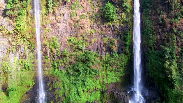 Chute d&rsquo;eau de Tad Fan &agrave; Pakse au Laos en Asie du Sud-Est - Vue a&eacute;rienne d&rsquo;une immense cascade dans un trou au milieu des falaises au couch&eacute; du soleil