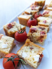 Apéritif maison avec cake et tomates cerises. Plateau apéritif sain. Apéritif été