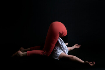 Posture de Yoga sur fond noir