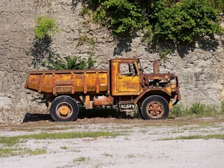 Obraz premium Old dump truck in the rural countryside