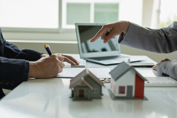 Fototapeta premium Real estate agents deliver model homes to customers, mortgage loan agreements, interest rate recommendations. Hire purchase and sale agreements and home insurance contracts Remote Picture