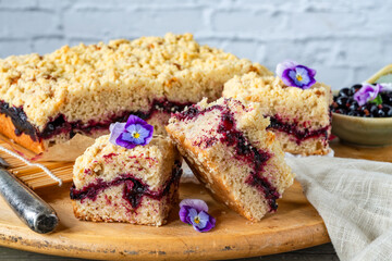 Blackcurrant crumble traybake