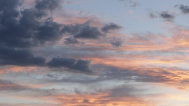 coucher de soleil avec un ciel nuageux