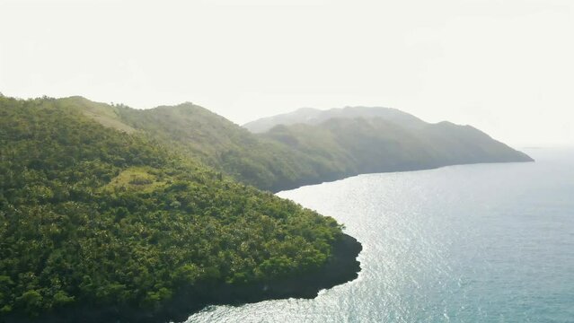 monta&ntilde;a serca del mar en el valle samana  