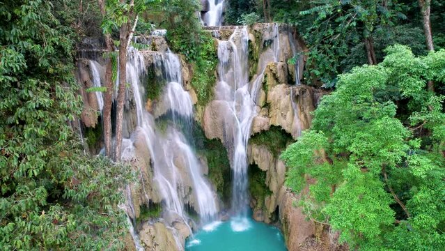 Chute d&rsquo;eau de Kuang Si au Laos region de Luang Prabang en Asie du Sud-Est - Vue a&eacute;rienne d&rsquo;une cascade paradisiaque &agrave; plusieurs niveaux.