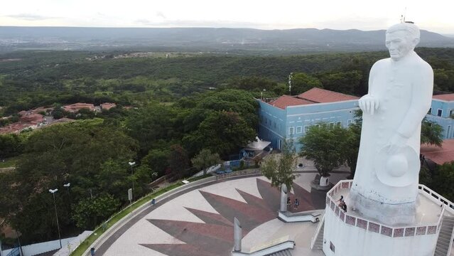 Visual a&eacute;reo da est&aacute;tua de Padre C&iacute;cero na cidade de Juazeiro do Norte no Cear&aacute; captada do alto por um drone. 