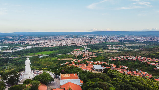 Vis&atilde;o a&eacute;rea da cidade de Juazeiro do Norte no Cear&aacute; com visual da est&aacute;tua de Padre C&iacute;cero visto do alto por um drone. 