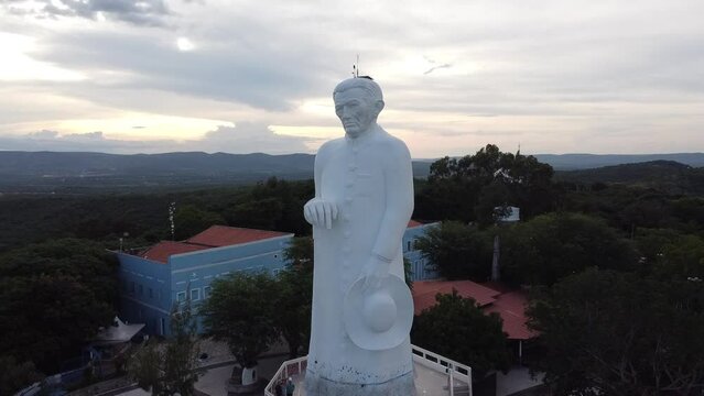 Vis&atilde;o a&eacute;rea da est&aacute;tua de Padre C&iacute;cero na cidade de Juazeiro do Norte no Cear&aacute; captada do alto por um drone em 2022. 