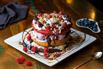 icream cake with berries
