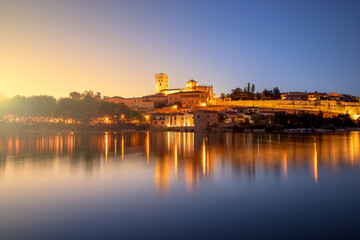 Naklejka premium Generic view of the historic center of Zamora, Castilla y Léon, Spain, on top of a hill, at sunset with the cathedral on top