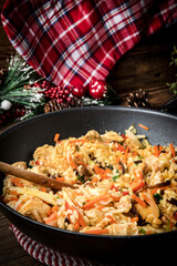Fried rice with chicken served in a wok.