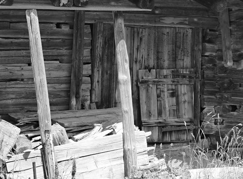d&eacute;tail d'un chalet d'alpage en bois avec madriers et poutres en noir et blanc
