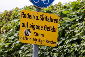 Verkehrszeichen an einem Rodelhang