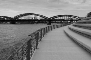 Promenade in Köln am Rhein mit Brücke im Hintergrund