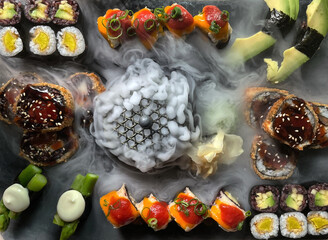 Veganes Sushi extravagant angerichtet auf einer Platte mit weißen Dampf