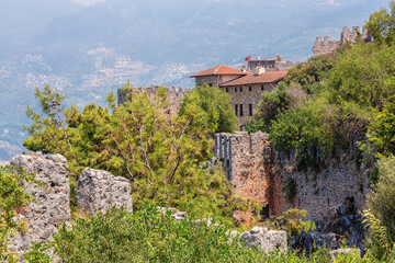 Fototapeta premium Scenic view of Alania. Houses and villas on the slopes of peninsula, the old part of city. Alanya (Antalya region), Turkey (Turkiye)