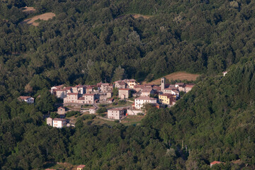 Veduta dall'alto del borgo di Casalino, circondato da boschi verdi