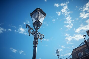 Fototapeta na wymiar Eine alte Straßenlaterne mit blauem Himmel im Hintergrund.