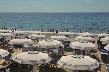 Fototapeta na wymiar Spiaggia e ombrelloni