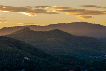 Naklejka premium panoramic background of high mountain scenery, overlooking the atmosphere of the sea, trees and wind blowing in a cool blur, spontaneous beauty