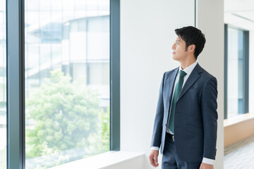 Fototapeta premium オフィスで働くビジネスマン