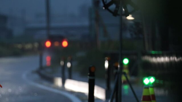 豪雨　道路　自動車走行　強い雨　夜　イメージ