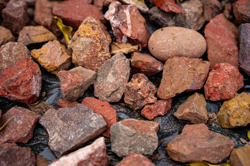 Piedras de colores rojizos 